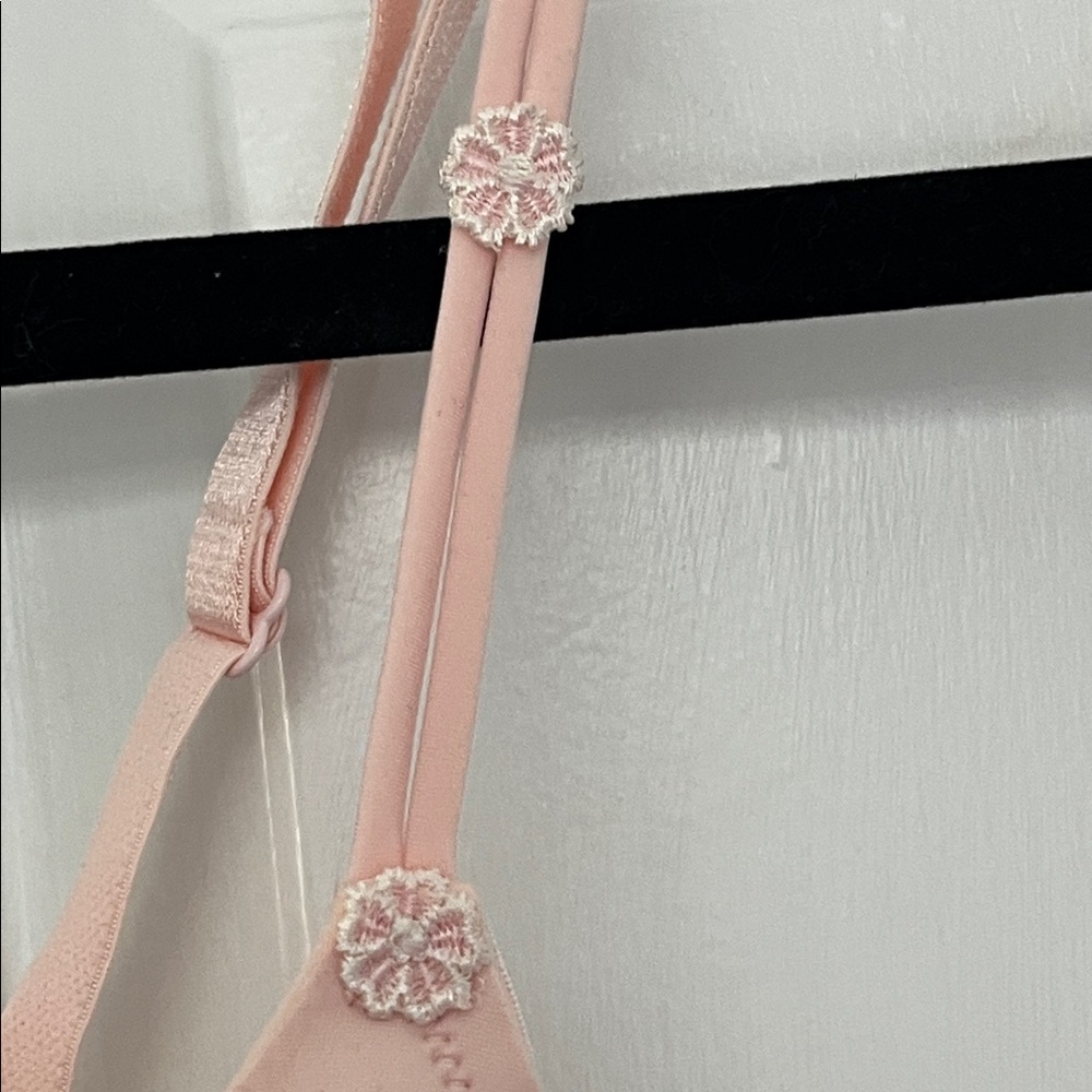 Victoria's Secret Light Pink Bra - Picture 5 of 11